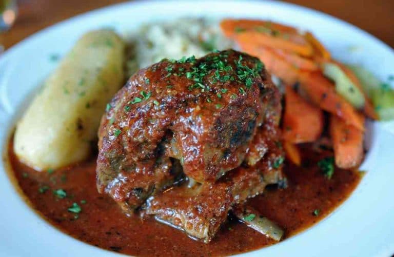 Cabri confit aux baies de myrte